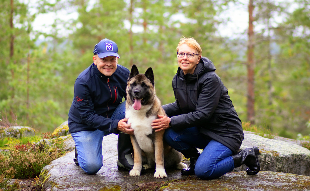 Hunden Lara tillsammans med sina 2 ägare